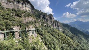 山间栈道 领略壮美自然风光