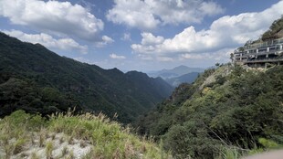 山间美景 蜿蜒建筑入云端