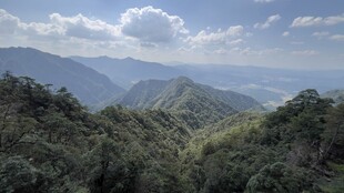 山峦叠翠的自然风光