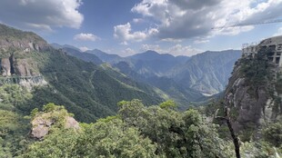 壮丽山景俯瞰图