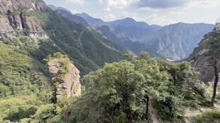 壮丽山景 绿意盎然的峰峦