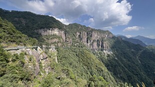 山间蜿蜒公路 壮美风光
