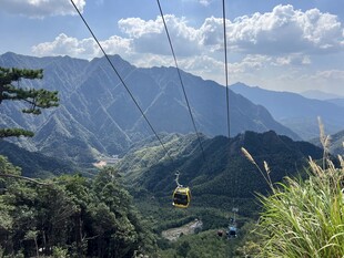 山间缆车穿梭于青山云海