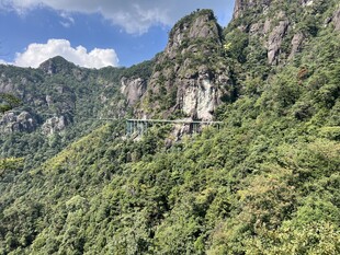 青山翠谷间的壮美山景