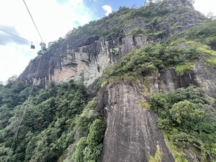陡峭山峰覆盖茂密植被