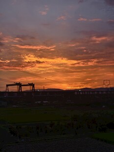 夕阳下的工业景观