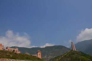 壮丽山景与古老建筑