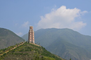 山顶古塔屹立于青山间