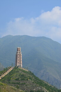 山顶矗立的高耸建筑