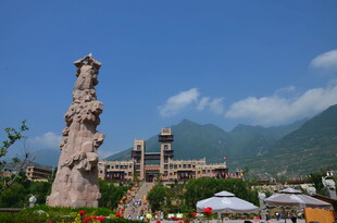 景区巨型雕像与美丽风光