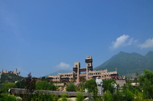 山间华美建筑群风光