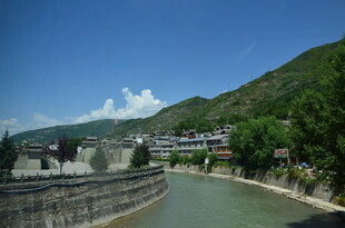 青山环抱的河畔美景