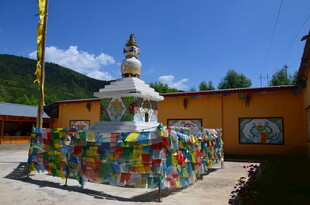 多彩藏式建筑与经幡景观