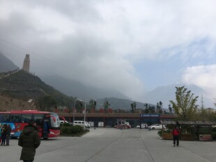 城市广场与远山景观