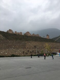 阴天时的户外开阔场景