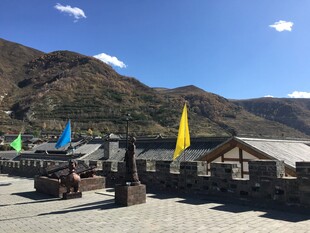 户外广场多彩旗帜与设施