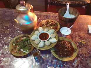 传统中式茶点与茶具组合