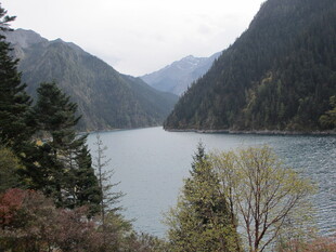 山间静谧湖泊秀丽风光