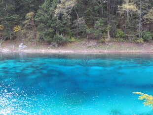 梦幻蓝湖 山林环绕之景