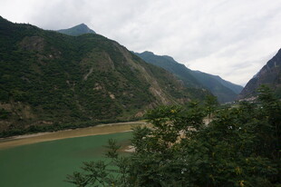 青山绿水间的秀丽江景