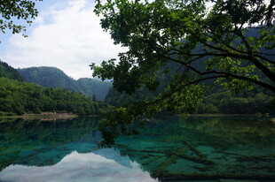青山绿水间的澄澈湖景