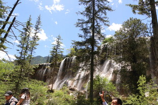 山林间的瀑布景观