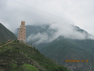 山间古塔隐于云雾之中