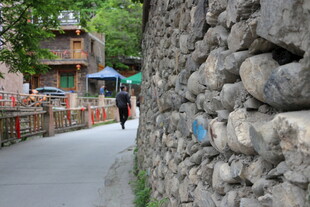 石墙旁的静谧山间小道