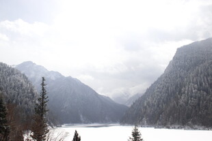 冬日雪山湖泊静谧美景