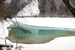 冬日雪覆下的幽蓝湖水