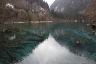 山间幽蓝湖水静谧美景