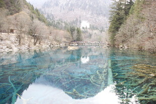 清澈幽蓝的山间美丽湖泊