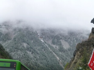 云雾缭绕的山间景色