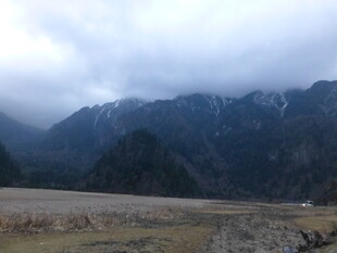 云雾缭绕的山峦风景