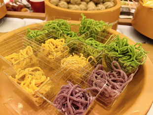 多彩蔬菜面条拼盘