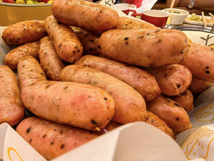 一堆新鲜红薯待售