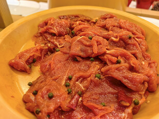 鲜嫩牛肉片色泽诱人