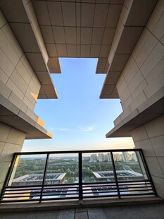 高楼间的天空视野