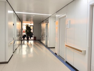 医院走廊内的行人场景