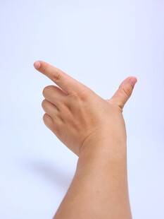 手呈独特姿势指向一侧