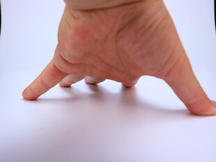 手掌奇特姿势展示