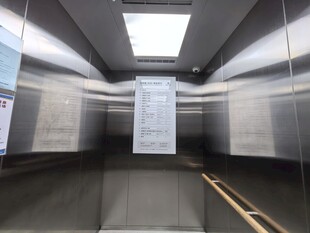 现代风格的空电梯内部空间