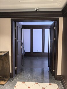 宽敞室内门洞装修场景