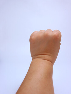 婴儿紧握的小拳头