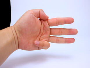 三根手指伸出的手部特写