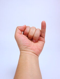 竖起食指的手部特写