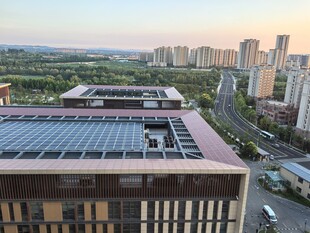 屋顶太阳能设施俯瞰图