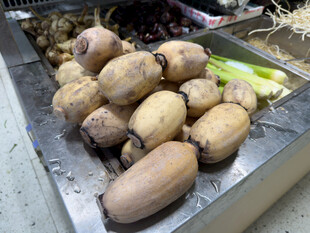 新鲜莲藕等食材待售