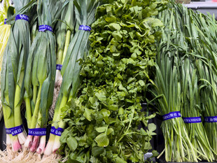 新鲜葱蒜蔬菜整齐陈列