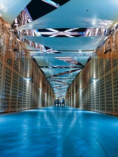 现代风格的室内蓝色泳池